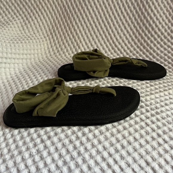 Sanuk,olive green,yoga mat sole,sandal, size 7, excellent condition, worn once - Picture 4 of 5